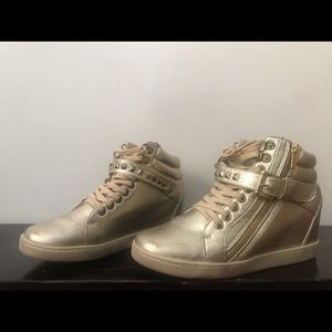 Women 8.5 Aberdeen Gold sneaker wedge